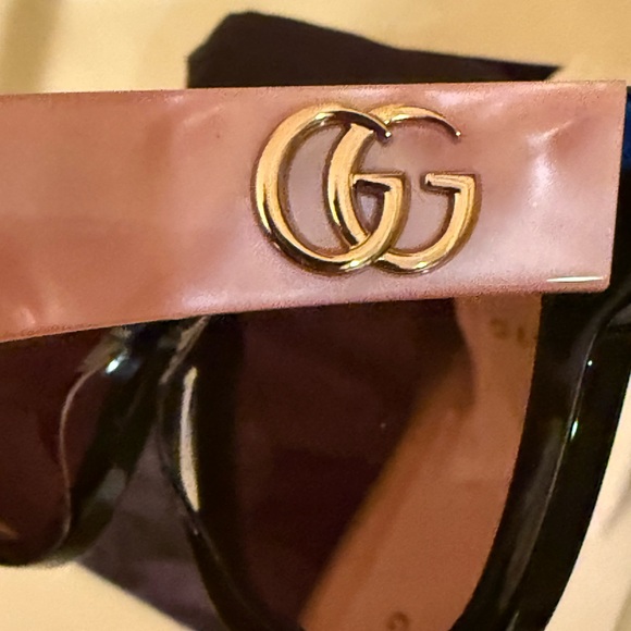 Gucci Black Frame Sunglasses with Pink Arms - Picture 5 of 7